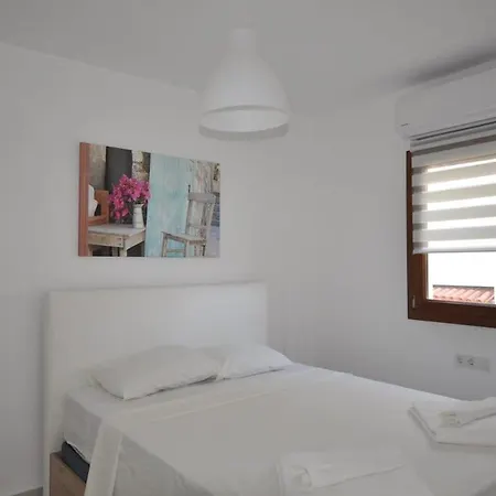 Sleeps 4 With Pool And Air Con Appartement Ortakent